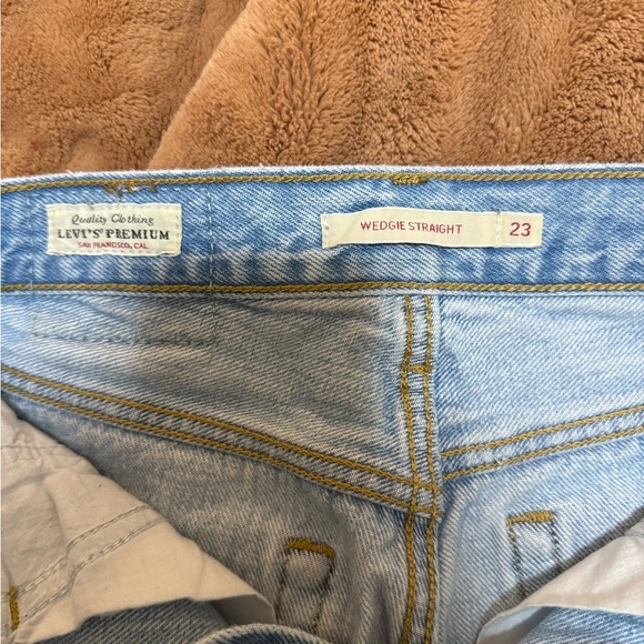 Levis Wedgie Straight Jeanss - Picture 6 of 9